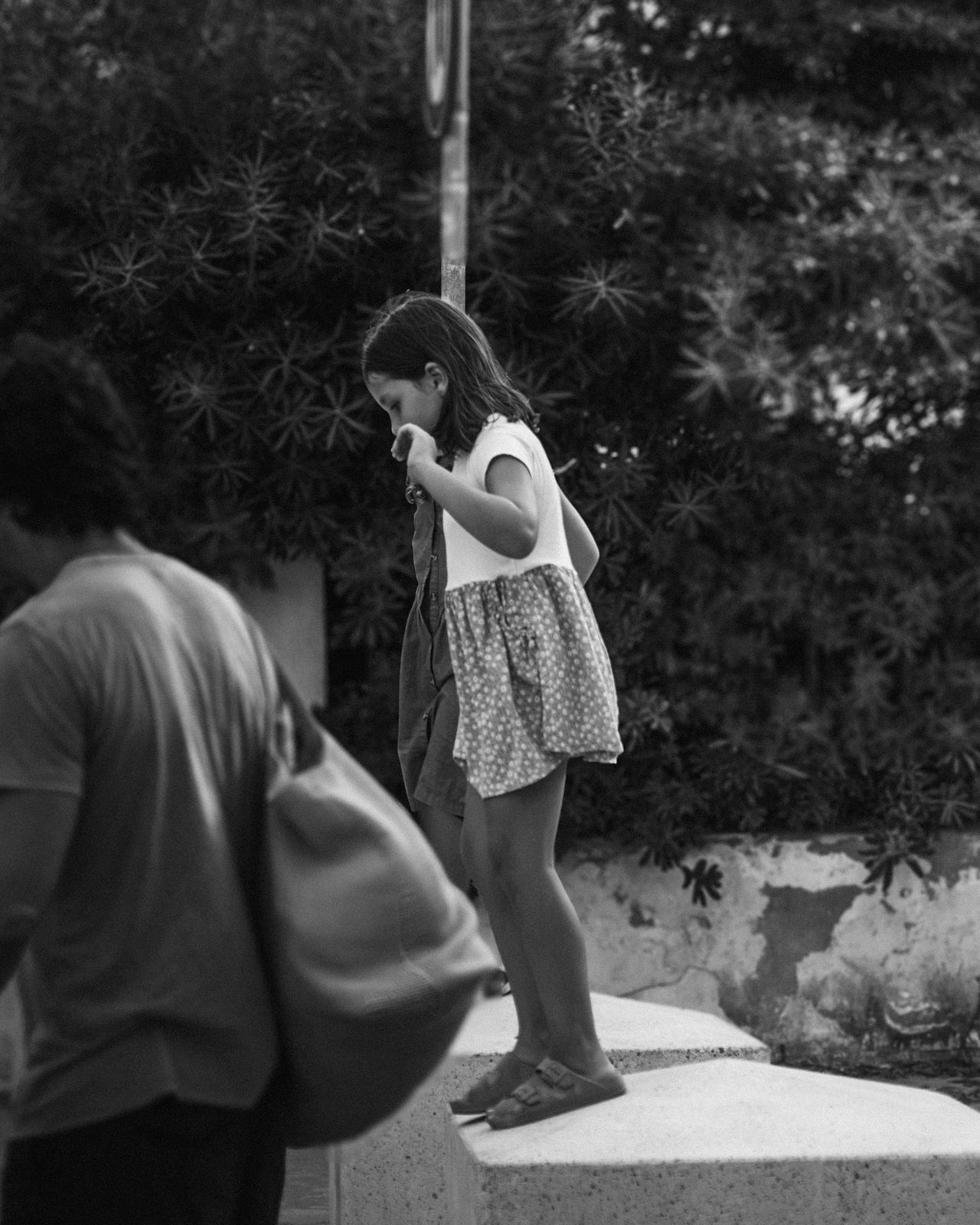 Coppia abbracciata di spalle, fotografia in bianco e nero