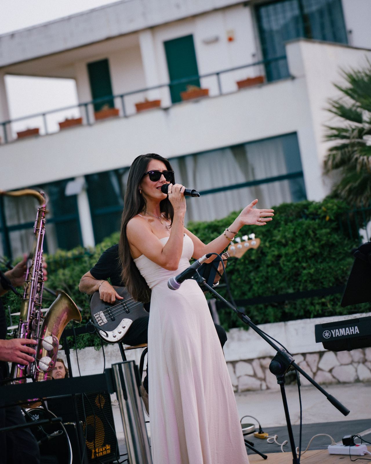 Cantante durante un concerto all'aperto, microfono in mano