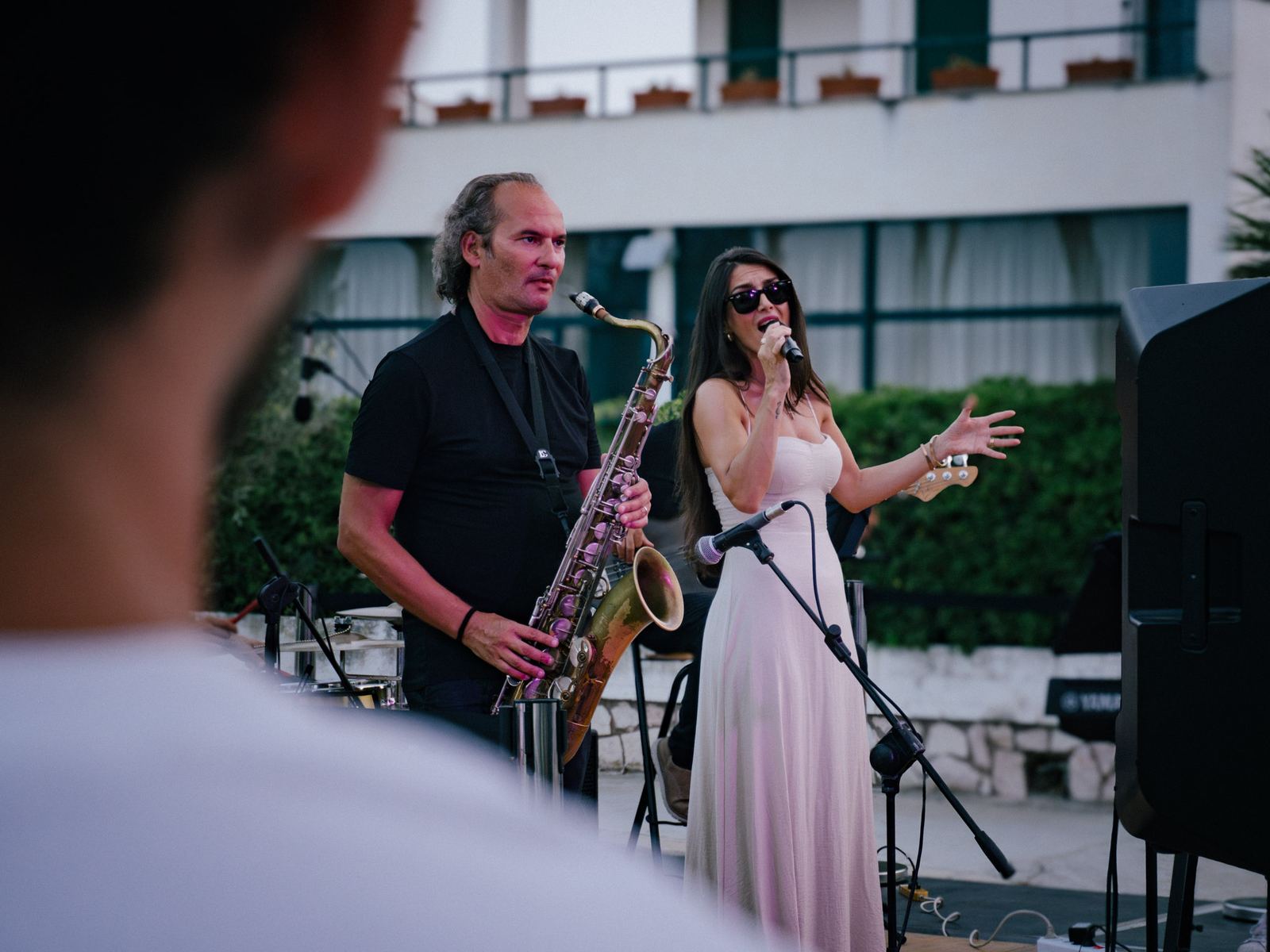 Sassofonista e cantante sul palco durante un live