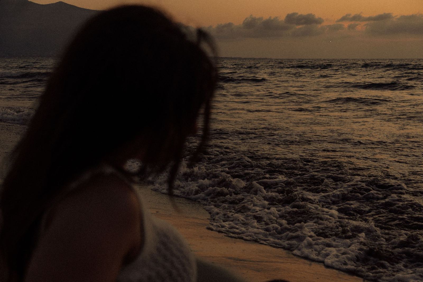 Onde del mare al tramonto, tonalità calde